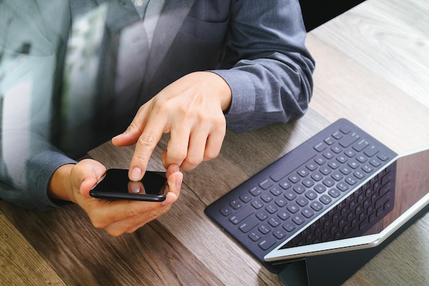 Bovenaanzicht van zakenman hand met behulp van slimme telefoon mobiele betalingen online winkelen digitale tablet