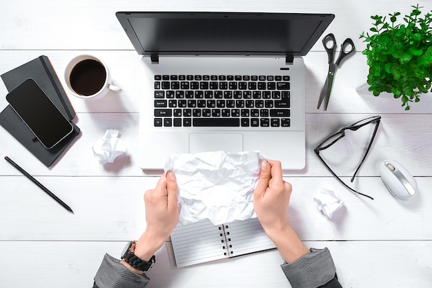 Bovenaanzicht van zakenvrouw werken op de computer in kantoor. Vrouwelijke werkplek.