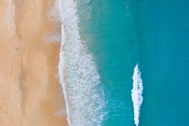 Bovenaanzicht van zandstrand en blauwe zee