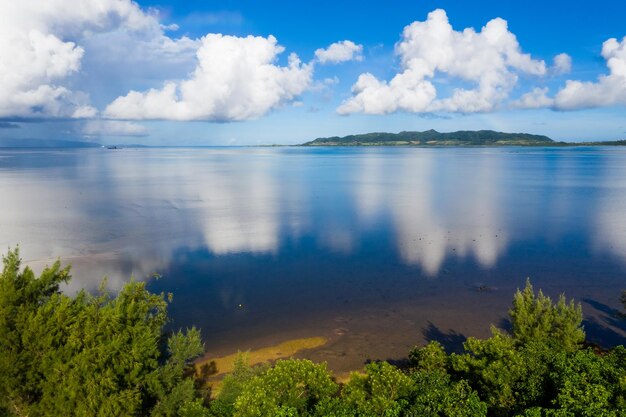 Bovenaanzicht van zee en lucht op het eiland Ishigaki