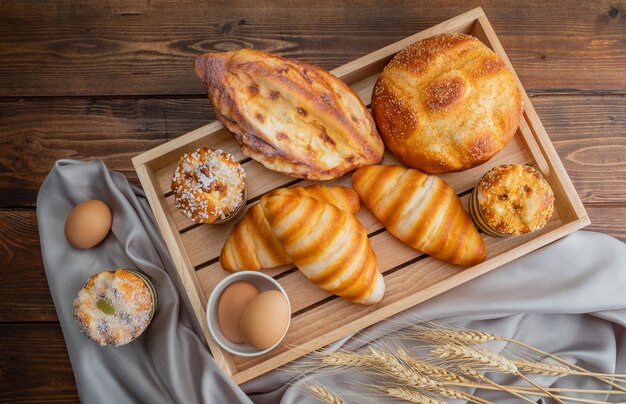 Bovenaanzicht van zelfgemaakte croissants en brood