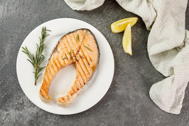 Bovenaanzicht van zelfgemaakte gegrilde zalmsteak