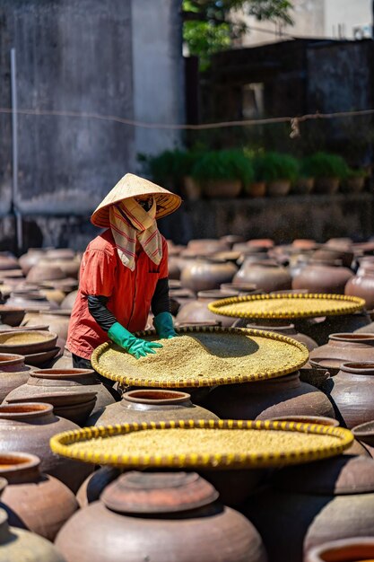 Foto bovenaanzicht van zelfgemaakte sojasausfabriek in vietnam twee vrouwen maken ban-sojasaus in de provincie ban ward hung yen vietnamsojasaus is een traditioneel gerecht van het vietnamese volk reisconcept