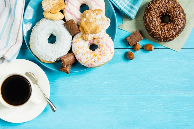 Bovenaanzicht van zoete donuts op blauwe achtergrond