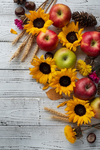 Bovenaanzicht van zonnebloemen frame met appels