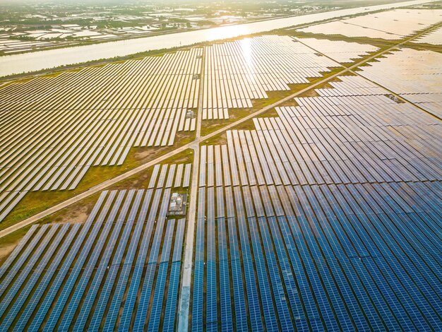 Bovenaanzicht van zonnepanelen op de boerderij Alternatieve elektriciteitsbron Zonnepanelen absorberen zonlicht als energiebron om elektriciteit op te wekken en duurzame energie te creëren Eco-concept