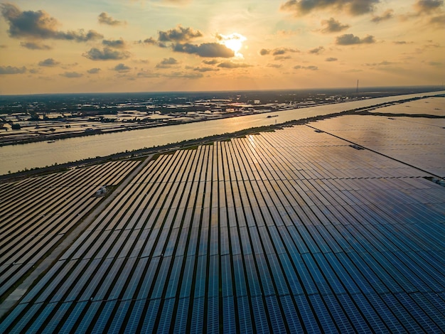 Bovenaanzicht van zonnepanelen op de boerderij Alternatieve elektriciteitsbron Zonnepanelen absorberen zonlicht als energiebron om elektriciteit op te wekken en duurzame energie te creëren Eco-concept