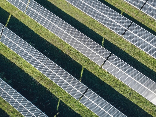 Bovenaanzicht van zonnepanelen op een rij. Enorme zonnepanelen onder de zon