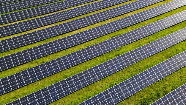 Bovenaanzicht van zonnepanelen op een zonnige zomerdag in Europa