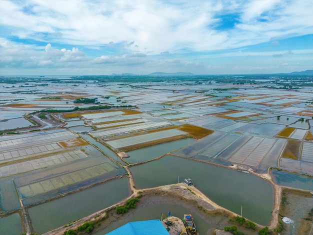 Bovenaanzicht van zoutveld Long Dien in de provincie Ba Ria Vung Tau