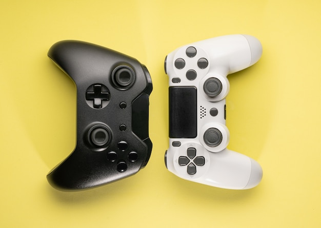 Bovenaanzicht van zwart-wit game controllers