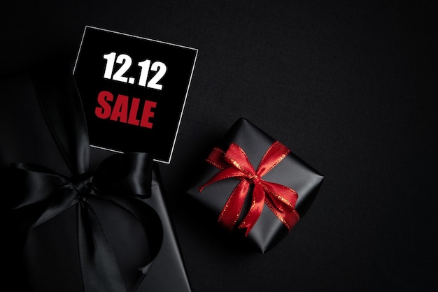 Bovenaanzicht van zwarte geschenkdoos met zwarte achtergrond met kopieerruimte voor tekst 1212 singles day sale