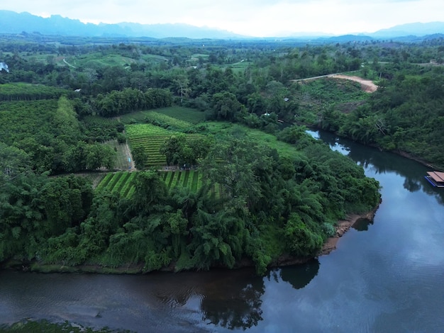 Bovenaanzicht vanaf een drone op de rivier de Kwai in de provincie Kanchanaburi van Thailand Prachtige landschappen van Noord-Thailand