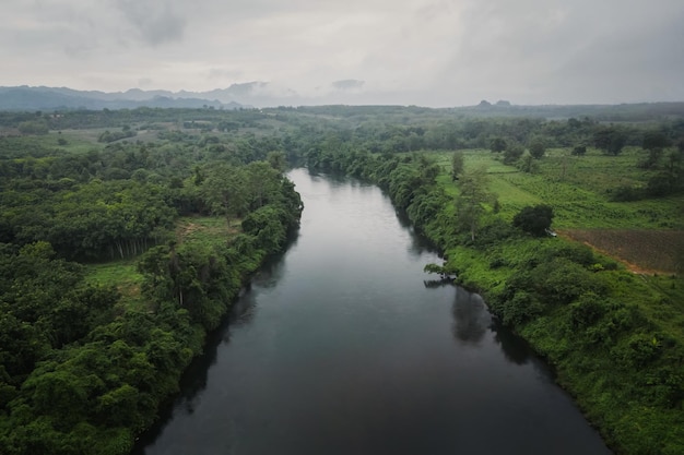 Bovenaanzicht vanaf een drone op de rivier de Kwai in de provincie Kanchanaburi van Thailand Prachtige landschappen van Noord-Thailand