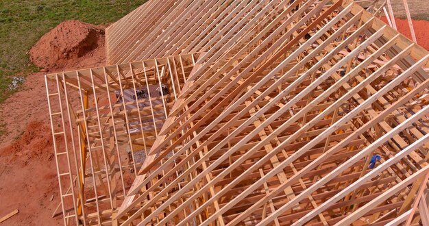 Bovenaanzicht vanuit de lucht de houten constructie van dakframebalken spanten een huis