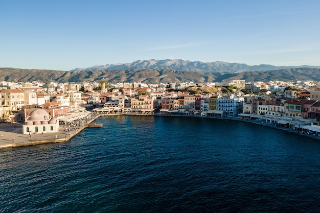 Bovenaanzicht vanuit de lucht door de drone van de stad chania, kreta, griekenland.