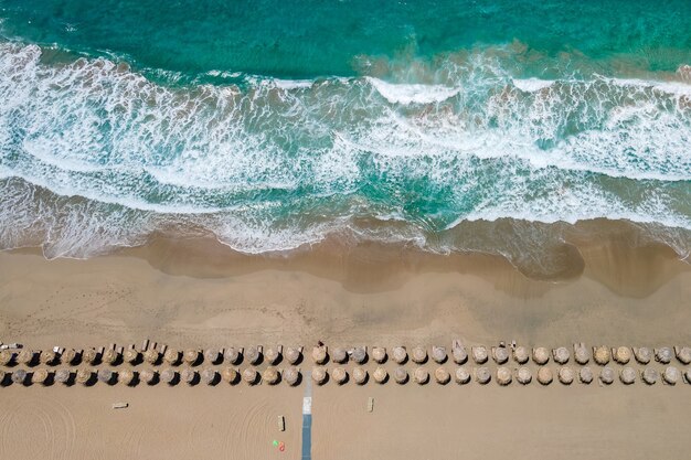 Bovenaanzicht vanuit de lucht door drone van het tropische strand van Falasarna op Kreta