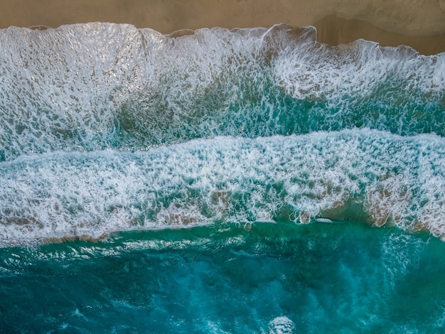 Bovenaanzicht vanuit de lucht door drone van het tropische strand van Falasarna op Kreta