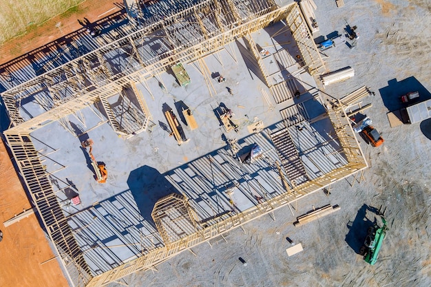 Bovenaanzicht vanuit de lucht nieuw huis in aanbouw frame van balken stok gebouwd gebouw