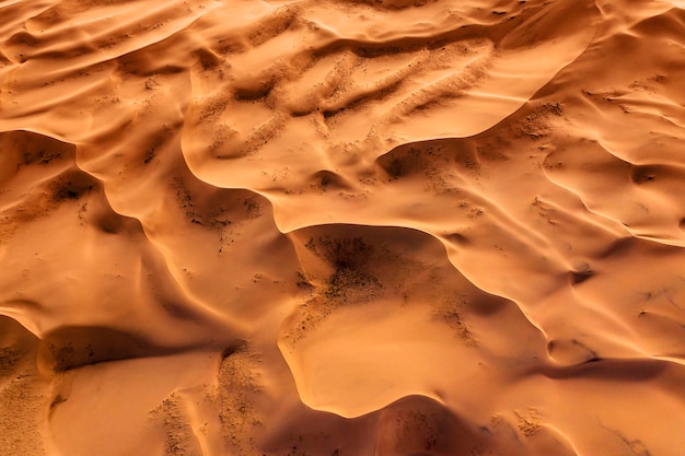 Bovenaanzicht vanuit de lucht op zandduinen in de woestijn
