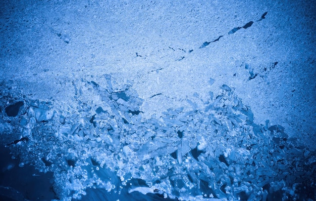 Bovenaanzicht vanuit de lucht van bovenaf van bevroren zeegletsjers op het strand, gebarsten ijsschotsen in de oceaan in de winter