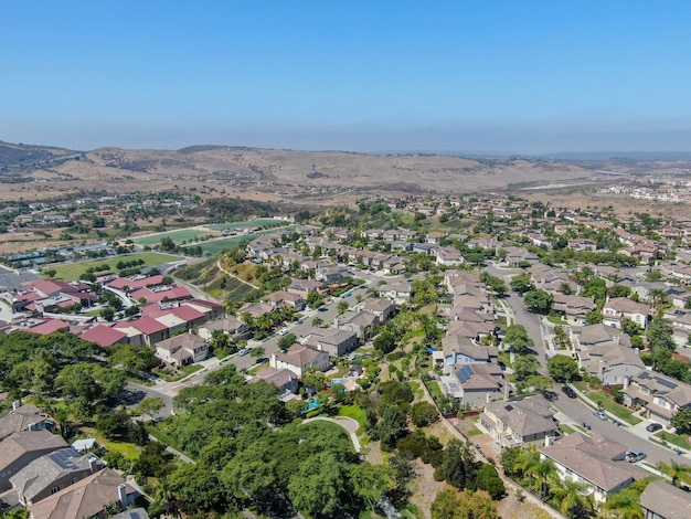 Bovenaanzicht vanuit de lucht van de middenklassebuurt met villa's in Zuid-Californië, VS