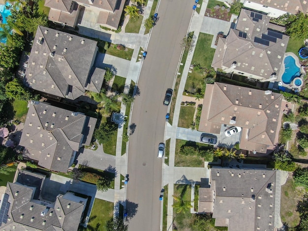 Bovenaanzicht vanuit de lucht van de middenklassebuurt met villa's in Zuid-Californië, VS