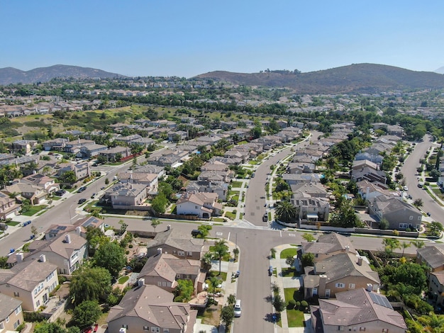 Bovenaanzicht vanuit de lucht van de middenklassebuurt met villa's in Zuid-Californië, VS