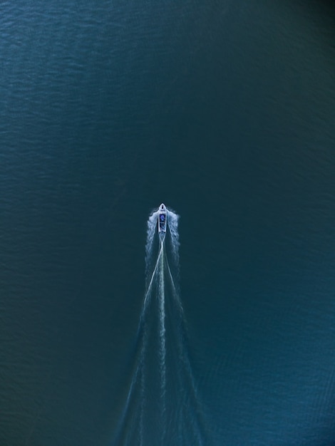 Bovenaanzicht vanuit de lucht van een boot die in het meer vaart