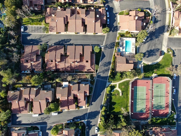 Bovenaanzicht vanuit de lucht van een onderverdelingshuis in Diamond Bar, Oost-Los Angeles, Californië