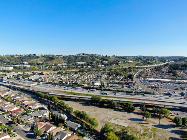 Bovenaanzicht vanuit de lucht van een onderverdelingshuis in Diamond Bar, Oost-Los Angeles, Californië