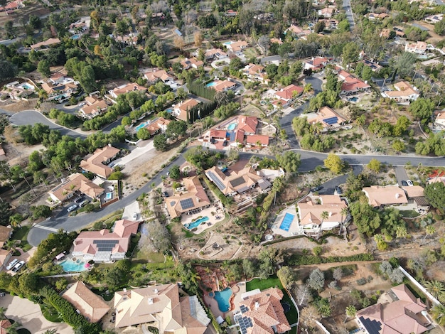 Bovenaanzicht vanuit de lucht van een rijk herenhuis in East Canyon Area van Escondido, San Diego, Californië