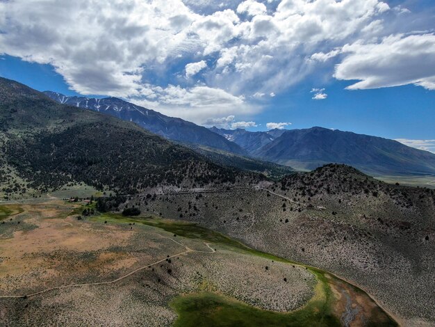 Bovenaanzicht vanuit de lucht van groen land en berg in Aspen Springs Mono County California