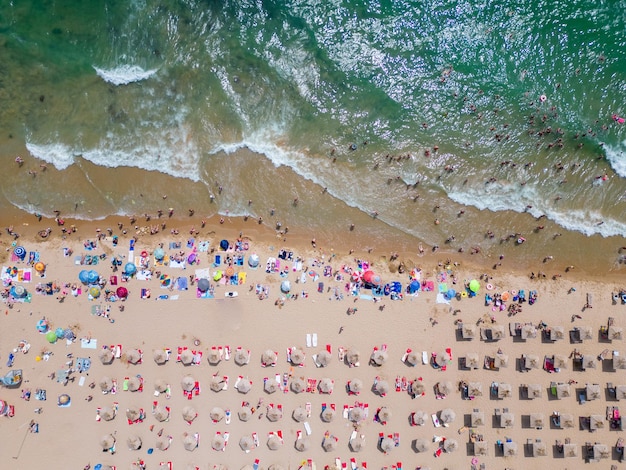 Bovenaanzicht vanuit de lucht van het Golden Sands-resort in Bulgarije tijdens het zomerseizoen, een scala aan hotels, zwembaden en mensenmassa's die genieten van de zee