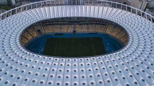 Bovenaanzicht vanuit de lucht van het stadion en het stadsbeeld van Kiev op zonsondergang van bovenaf de skyline van de stad Kiev, Oekraïne