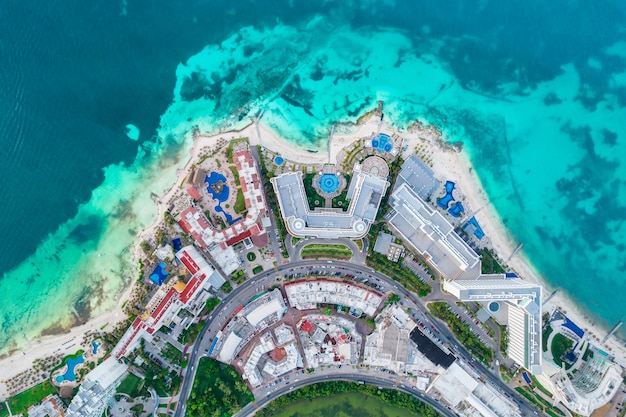 Bovenaanzicht vanuit de lucht van het strand van Cancun en de hotelzone van de stad in het mexicaanse Caribische kustlandschap van mexicaans