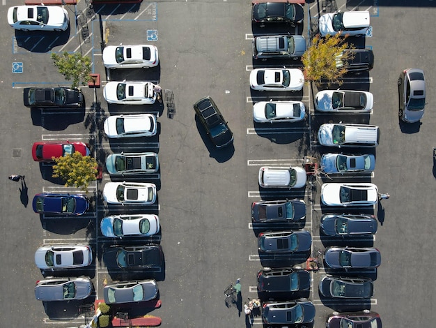 Bovenaanzicht vanuit de lucht van parkeerplaats met veel auto's van bovenaf stadsvervoer en stedelijk concept