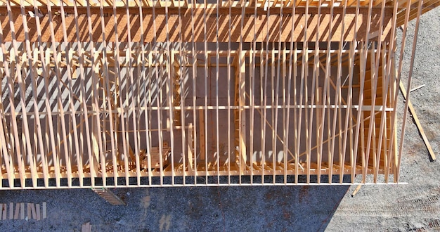 Bovenaanzicht vanuit de lucht van toont de framebalken van een huis met een houten frame in aanbouw