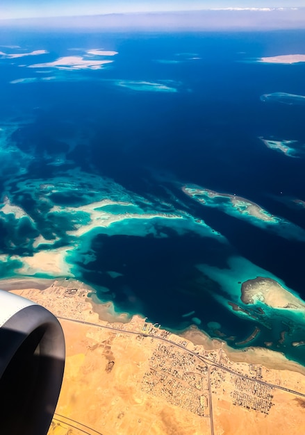 Bovenaanzicht vanuit de lucht vanaf de kustlijn van het vliegtuig, Egyptische woestijneilanden