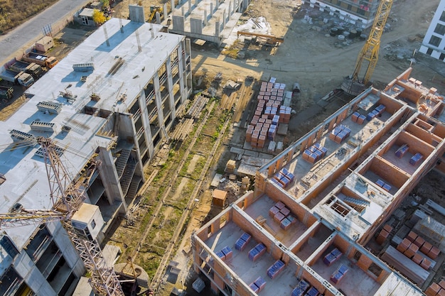 Bovenaanzicht vanuit de lucht veel woongebouwen met meerdere verdiepingen op nieuwbouw in aanbouw