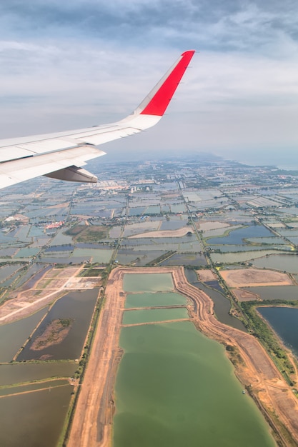 Bovenaanzicht vanuit raam van vliegend vliegtuig