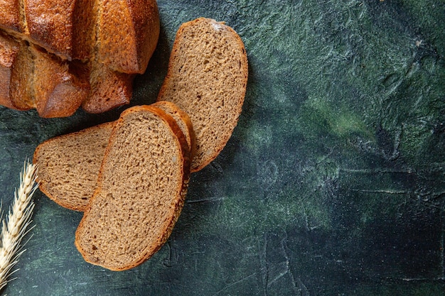 Bovenaanzicht vers donker brood op donker bureau