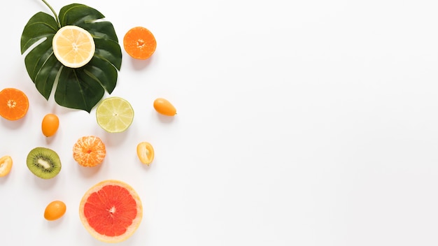 Foto bovenaanzicht vers fruit op tafel met kopie ruimte