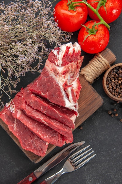 bovenaanzicht vers gesneden vlees met peper en tomaten