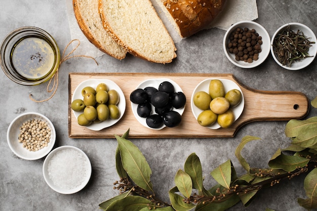 Bovenaanzicht vers voorgerecht en brood op de tafel