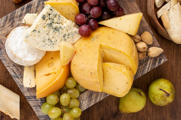 Bovenaanzicht verscheidenheid van kaas met fruit