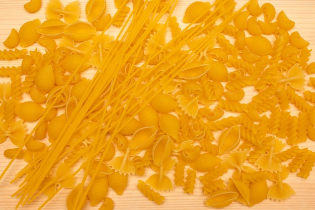 Bovenaanzicht verschillende soorten Italiaanse pasta op houten achtergrond