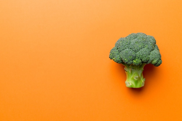 Bovenaanzicht verse groene broccoli groente op gekleurde achtergrond Broccoli kool hoofd Gezond of vegetarisch voedsel concept Plat lag Kopieer ruimte