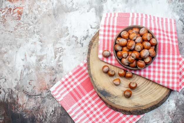 bovenaanzicht verse hazelnoten met roze handdoek op witte achtergrond noot plant snack walnotenboom foto keuken