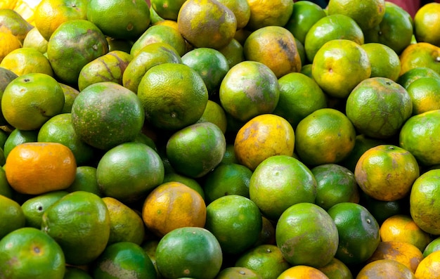 Bovenaanzicht verse oranje achtergrond gezond fruit concept populair fruit of markt fruit55